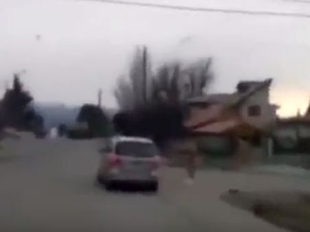 లవర్ బెడ్ కింద దొరికి.. నగ్నంగా రోడ్డుపై పరుగు (వీడియో)