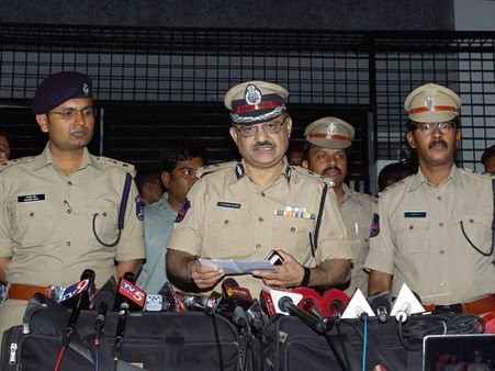 పోలీసుల నుంచి నయీంకు 25 లక్షల క్యాష్ రివార్డు: అప్పట్లో అదే అన్నం పెట్టింది