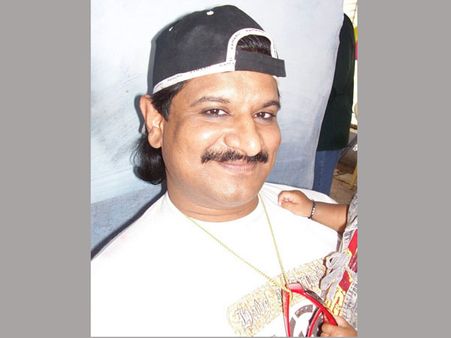 పరిటాల ఎఫెక్ట్: బతికుండగా తన జీవితంపై సినిమా, డైరెక్టర్‌ని కలిసిన నయీం!