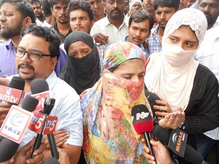 నయీంకు నా కూతురంటే ప్రేమ, అందుకే వచ్చాం: సోదరి, తల్లి సంచలన వ్యాఖ్యలు