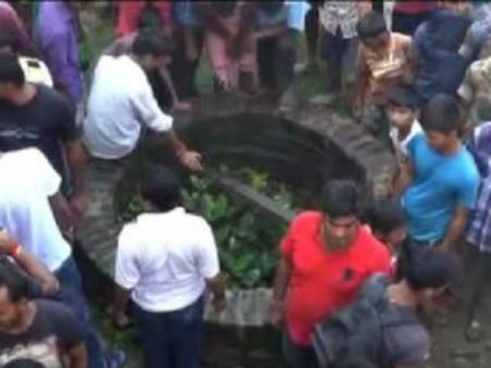 బావిలో పెట్రోల్!: చేదుకునేందుకు జనం బారులు