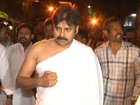 వేదికపై పవన్ ఒక్కరే: పంచ్ డైలాగులతో గంటసేపు, చిత్తూరు ఫ్యాన్స్‌కే అనుమతి