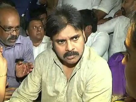 ఫ్యాన్ హత్య, పవన్ ఉద్వేగం: చిరు బాటలో.. సభ వెనుక!