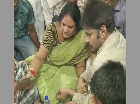 అభిమాని హత్య: అన్నా అంటూ.. పవన్ కళ్యాణ్‌పై పడి తల్లి కన్నీరుమున్నీరు