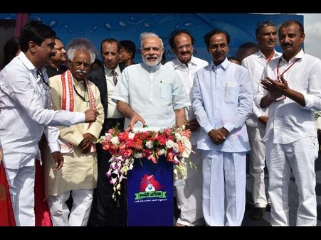 రివర్స్! ఢిల్లీ అంతే దూరం: మోడీని కట్టిపడేసిన కేసీఆర్ (పిక్చర్స్)