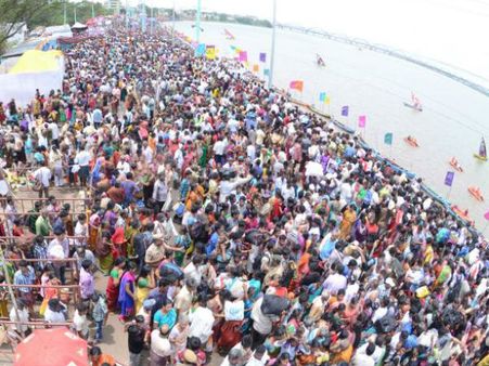 పుష్కరాల్లో విషాదం: నీటి ఉధృతి, ఐదుగురు విద్యార్థుల మృతి