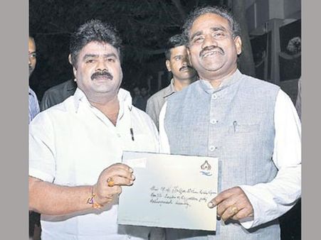 జగన్ ఇంటి వద్ద హైడ్రామా: రావెల ఆహ్వానం వెనుక చంద్రబాబు రాజకీయం