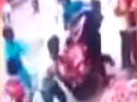 సోషల్ మీడియాలో వైరల్: నరికి చంపారు (వీడియో)