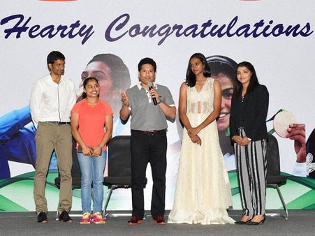 సింధు సహా వారికి బీఎండబ్ల్యు కార్లు ఇచ్చిన సచిన్, సెల్ఫీ దిగారు