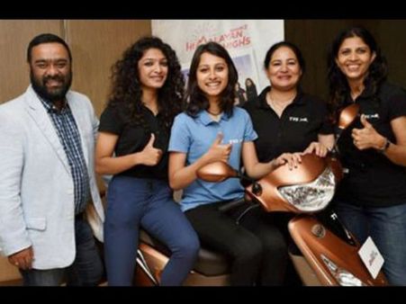 యువతుల సాహసం: స్కూటర్లపై హిమాలయం పైకి!