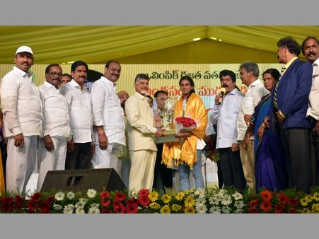 సర్! మీ వల్లే: సింధుతో చంద్రబాబు షటిల్, 'గోపీచంద్‌కు స్థలం ఇవ్వకుంటే ఎక్కడిది'