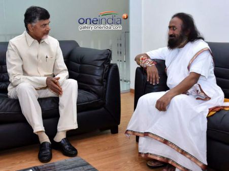 రవిశంకర్ గురూతో బాబు ఏకాంత భేటీ: మోడీని అటు నుంచి నరుక్కొస్తారా...