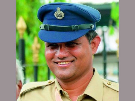 ఆ పోలీసుకు శౌర్యచక్ర: కత్తిపోట్లతో రక్తమోడుతున్నా ఉగ్రవాదిని వదల్లేదు