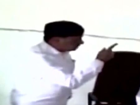 షాక్: డిప్యూటీ కలెక్టర్ చెంప ఛెళ్లుమ‌నిపించిన ఎమ్మెల్యే(వీడియో)