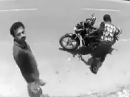 స్టన్నింగ్ చేంజ్ : క్షణాల్లో బుద్దిమంతుడైపోయిన దొంగ (వీడియో)