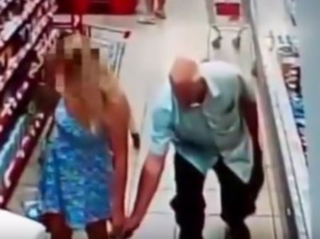 షాక్: పొట్టి గౌనుతో వస్తే కింది నుంచి ఫొటోలు తీస్తున్నాడు(వీడియో)