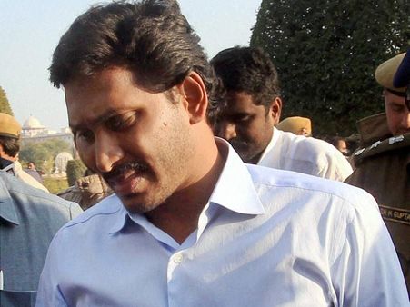 ఓదార్చడానికి వెళితే జగన్ కే ఝలక్ ఇచ్చారా..!!