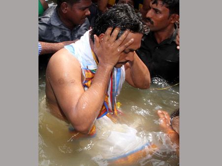 వైయస్ జగన్ పుష్కర స్నానం వాయిదా, 'యనమల మనుషుల బీభత్సం'