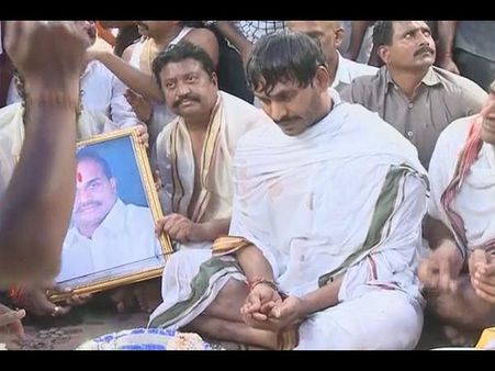 పితృదేవతలకు పిండ ప్రదానం: పున్నమి ఘాట్‌లో జగన్‌ను చూసేందుకు ఎగబడ్డ జనం