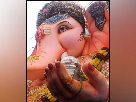 లక్షలు పలికాయి ఇలా..: రూ.10లక్షలకు మధురానగర్ లడ్డూ దక్కించుకున్న నాయుడు