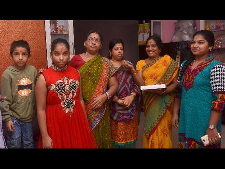 ఏడాది ఉగ్రచెర వీడింది: తెలుగు ప్రొఫెసర్ల ఫోన్, ఫ్యామిలీస్ హ్యాపీ(పిక్చర్స్)