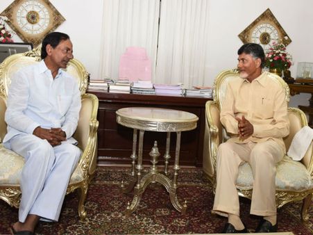 వాదన ఏదైనా..: బాబు-కేసీఆర్‌ల ఆత్మీయ పలకరింపు, ఆసక్తిగా చూశారు