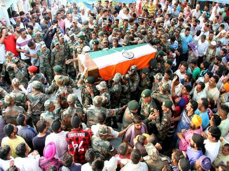 5కు పది పాక్ తలలు తెగాలి: ఆ తండ్రికి తీరని వ్యధ