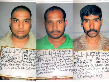 పోలీసులమని దోచుకున్నారు: కటకటాల పాలయ్యారు