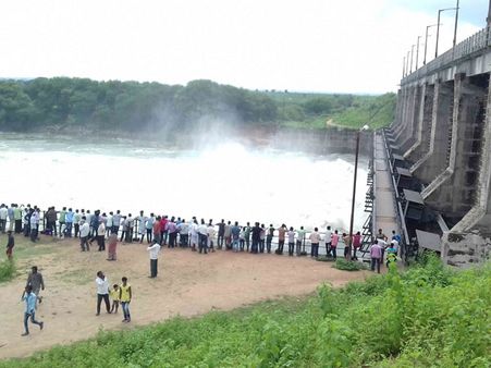 నిన్న ఖాళీ, నేడు జలకళ: తరలి వస్తున్నారు (పిక్చర్స్)