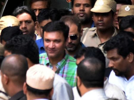 నాపై రివాల్వర్లతో దాడి: కోర్టులో తనపై దాడి చేసిన వారిని గుర్తించిన అక్బరుద్దీన్