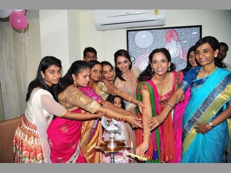 అనూస్‌‌లో నటి తేజస్వి, పొట్టిదుస్తుల్లో ఫొజులు(పిక్చర్స్)