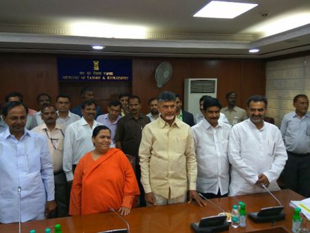 కోపంతో వెళ్లిపోయిన కేసీఆర్: తాను పిలిస్తే వచ్చారని మంత్రులతో బాబు