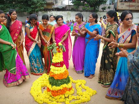 బతుకమ్మ వేడుకలు: ఉత్సాహంగా యువతుల ఆటాపాట(పిక్చర్స్)