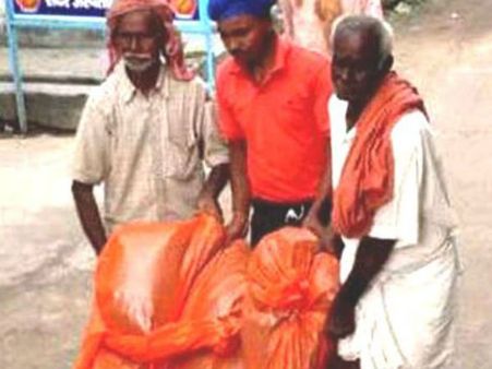 పరిస్థితి మారదా! మృతదేహాన్ని ప్లాస్టిక్ బ్యాగ్ లో మోసుకెళ్లిన బీహారీలు