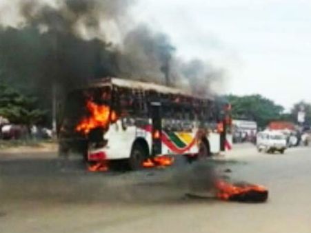 కర్ణాటకలో షిర్డీ-హైదరాబాద్ బస్సు దగ్ధం: మూడేళ్ల చిన్నారి సజీవ దహనం