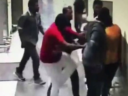 ఎయిర్ పోర్ట్‌లో రాయబారిపై దాడి: సిసి కెమెరాల్లో.. (వీడియో)