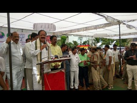 హోదా కోసం అప్పుడు పట్టుబట్టాను, కానీ ఇప్పుడు ఏమీ చేయలేను: విశాఖలో వెంకయ్య