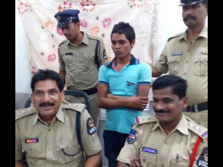 ఇతనే: తల్లి పక్కన నిద్రిస్తున్న చిన్నారిపై అర్థరాత్రి రేప్ (వీడియో)