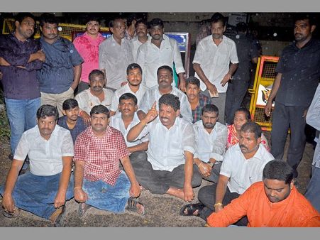 భూమనపై పుకార్లు: సీఐడీ ఆఫీసు వద్ద ఉద్రిక్తత, చెవిరెడ్డి అరెస్ట్