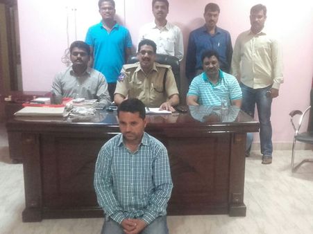 ఫార్మసీ కాలేజీ కార్యదర్శిని బెదిరించిన జగన్ అరెస్టు