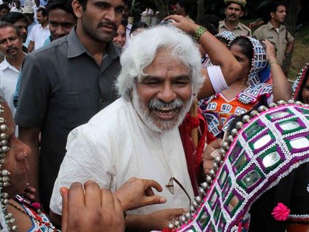 డిజిపితో గద్దర్ భేటీ: బాబు హయాంలోని దాడి కేసును తిరగదోడుతారా?