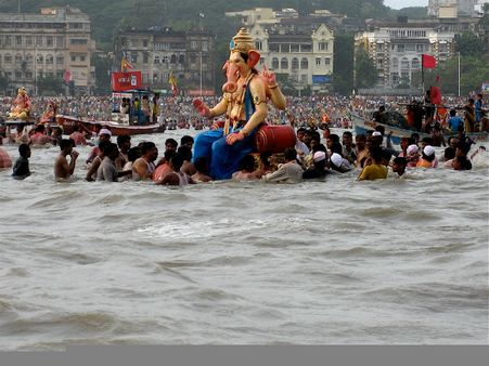 కలలో శ్రీరాముడు: ముస్లిం ఫ్యామిలీ రామకోటి, గణేష్ ఉత్సవాలు