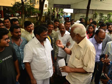 వరద నీటిలో నగరం: కమిషనర్ సమీక్ష, తలసానికి ఫిర్యాదులు