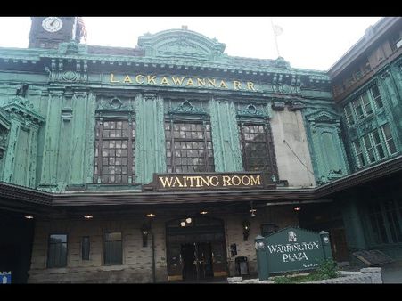 స్టేషన్‌లోకి చొచ్చుకొచ్చిన రైలు, కూలిన స్టేషన్ సీలింగ్, ముగ్గురి మృతి