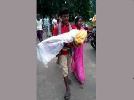 మానవత్వం మరిచిన 108 సిబ్బంది: బిడ్డ చనిపోయిందని రోడ్డుపై దించేశారు