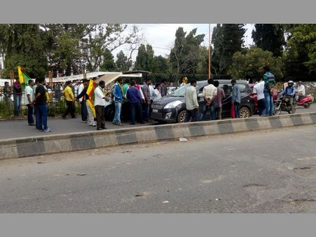 కావేరీ గొడవ, జయపై ఆగ్రహం: కర్నాటక బంద్ (పిక్చర్స్)