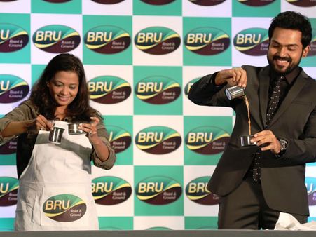 బన్నీ నా జూనియర్: కాఫీ ప్రమోషన్‌లో నిజాలు చెప్పిన హీరో కార్తీ