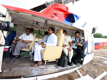 ఇలాగేనా: అధికారులపై కేటీఆర్ ఆగ్రహం, కేసీఆర్ ఏరియల్ సర్వే (పిక్చర్స్)