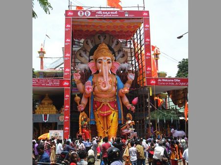 మహాగణపతికి గవర్నర్ దంపతుల తొలి పూజ: భారీగా భక్తులు