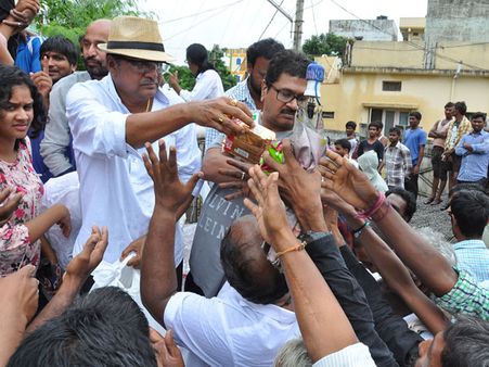 రైళ్లు రద్దు: సైన్యం బోట్లు తెప్పించినా..., పులిహోర పంచిన రాజేంద్రప్రసాద్ (పిక్చర్స్)